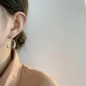Vue détaillée de la boucle d'oreille en argent S925 en forme de U sur l'oreille du mannequin