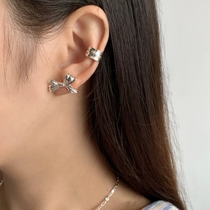 S925 sterling silver jewelry set featuring bow stud earrings and wide hammered ear cuff