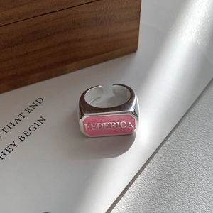 Detail eines verstellbaren S925 Silberrings mit rosa Emaille und FEDERICA Gravur
