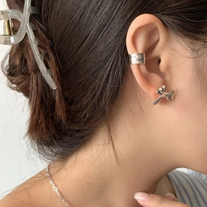 Detail of S925 silver ribbon bow stud earring and hammered texture ear cuff set