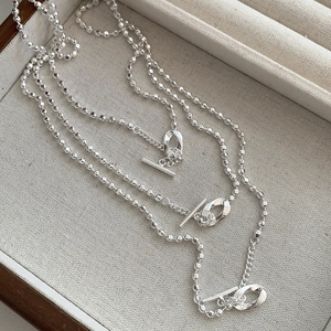 Colliers en argent sterling 925 poli avec fermoir OT sur un plateau à bijoux
