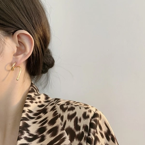 Minimalist 925 silver wavy gold earrings with modern abstract curved line design