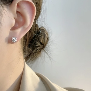 Nahaufnahme von unregelmäßigen 925 Sterling Silber Lava-Ohrsteckern am Ohrläppchen