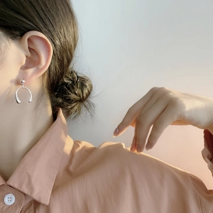 Gros plan de boucles d'oreilles minimalistes en argent S925 en forme de U