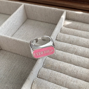 Makroaufnahme von 925 Sterling Silber Ring mit rosa Inlay und FEDERICA Gravur