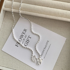 Vue détaillée d'un collier en perles d'argent 925 avec fermoir à bascule et boîte