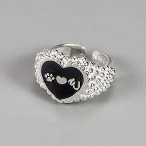 Detailed view of S925 silver ring featuring black enamel heart and paw print texture