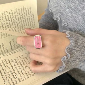 Rosafarbener 925er Silberring mit FEDERICA Gravur im modernen Vintage-Stil