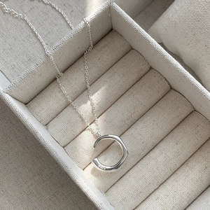 Detaillierte Nahaufnahme der S925 Sterlingsilber C-Form Kette mit Metallkennzeichnung