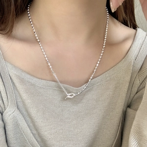 Détail du collier en argent sterling 925 à billes avec un fermoir à bascule décoratif