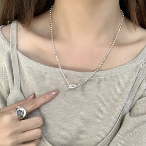 Vue détaillée du collier en perles d'argent 925 avec pendentif et bague chevalière W