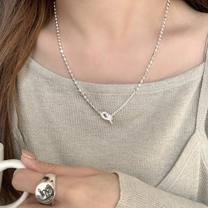 Collier en argent sterling avec pendentif nœud et bague lettre H portés par un mannequin