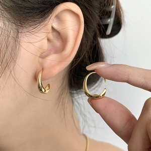 Elegantes pendientes de aro dorados en forma de C con acabado pulido para mujer