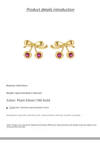 Détail macro de boucles d'oreilles cerises en argent S925 avec placage en or 18 carats