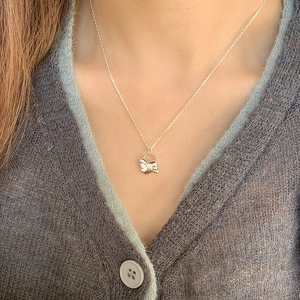 Collier minimaliste en argent sterling 925 avec pendentif nœud porté sur le cou élégant
