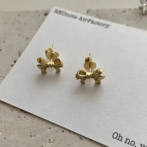 Élégantes boucles d'oreilles nœud en argent S925 doré avec de petits zircons brillants
