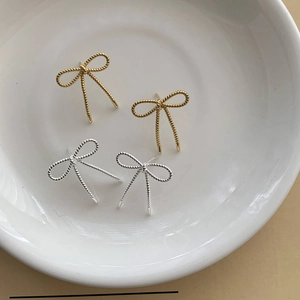 Élégantes boucles d'oreilles nœud en argent S925 doré et argenté avec texture torsadée