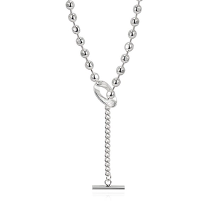 Collier en argent sterling 925 avec perles et fermoir à bascule sur fond blanc
