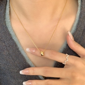 Chic S925 silver necklace with golden cylinder pendant and wavy ring on model