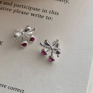 Élégantes boucles d'oreilles cerise en argent S925 avec pierres rouges facettées