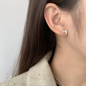 Élégantes boucles d'oreilles nœud en argent sterling S925 portées par un mannequin