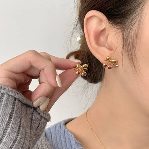 Élégantes boucles d'oreilles cerise en argent S925 avec gemmes rouges et nœud