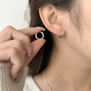 Boucles d'oreilles créoles géométriques en argent 925 avec un design polygonal moderne