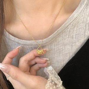 Pendentif cœur avec nœud élégant en argent 925 sur une fine chaîne dorée raffinée
