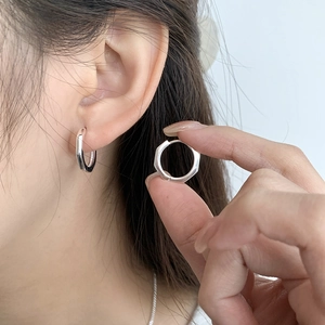 Gros plan de boucles d'oreilles hexagonales en argent 925 poli au design minimaliste