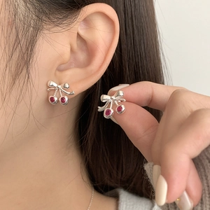 Boucles d'oreilles cerises en argent S925 avec nœud et cristaux rouges sur mannequin