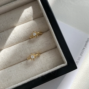 Orecchini a cerchio minimalisti a stella in argento S925 con zircone in un portagioie