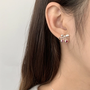 Gros plan de boucles d'oreilles cerises en argent S925 et pierre rouge