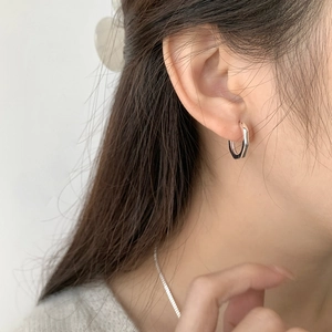 Gros plan de boucles d'oreilles minimalistes en argent S925 de forme géométrique