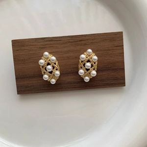 Vintage gold lattice earrings with synthetic pearls in a S925 silver oval setting