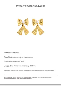 Détail de boucles d'oreilles nœud en argent S925 avec perle et finition en or 18k