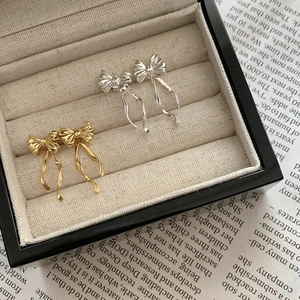 Boucles d'Oreilles Clous Nœud en Argent Sterling 925 Élégantes Boucles d'Oreilles Ruban Vintage Bijoux Plaqués Or pour Femme