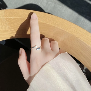 Minimalist S925 sterling silver crisscross ring featuring a natural freshwater pearl