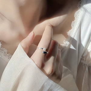 Minimalist S925 sterling silver crossover ring with natural freshwater pearl and drop charm