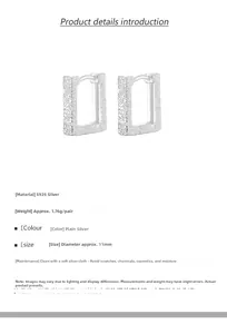 Détail macro des créoles géométriques en argent sterling S925 avec finition mate