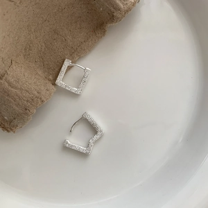 Boucles d'oreilles créoles carrées en argent S925 avec finition givrée scintillante