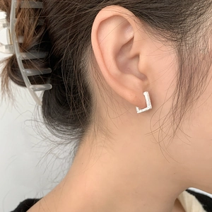 Boucles d'oreilles créoles carrées en argent avec texture scintillante pour femme moderne