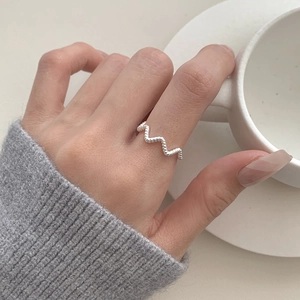 Bague en argent sterling S925 avec texture torsadée portée par un mannequin chic