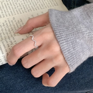 Détail d'une bague en argent 925 avec texture torsadée portée sur une main de femme