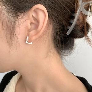 Boucles d'oreilles créoles carrées minimalistes en argent S925 portées par un mannequin