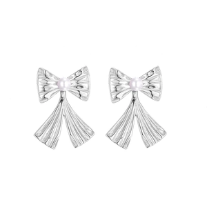 Boucles d'oreilles nœud en argent sterling S925 avec perles sur fond blanc propre