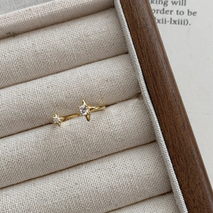 Bague ouverte en argent S925 minimaliste avec étoile dorée et pierres en zircon