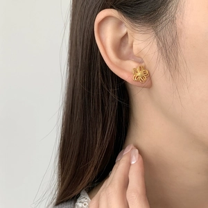 Exquisite 925 sterling silver gold flower stud earrings with delicate hollow petal design