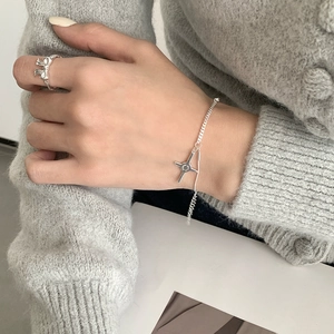 S925 sterling silver four-pointed star bracelet and bow ring set on woman hand