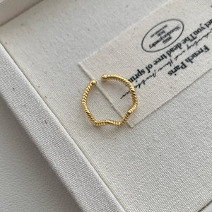 Détail macro de la texture corde dorée de la bague ajustable en argent S925