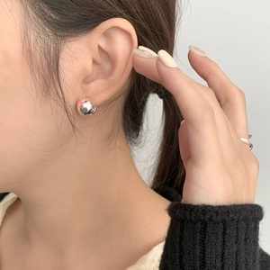 Elegant S925 sterling silver ball earrings with pink enamel cat motifs on model ear